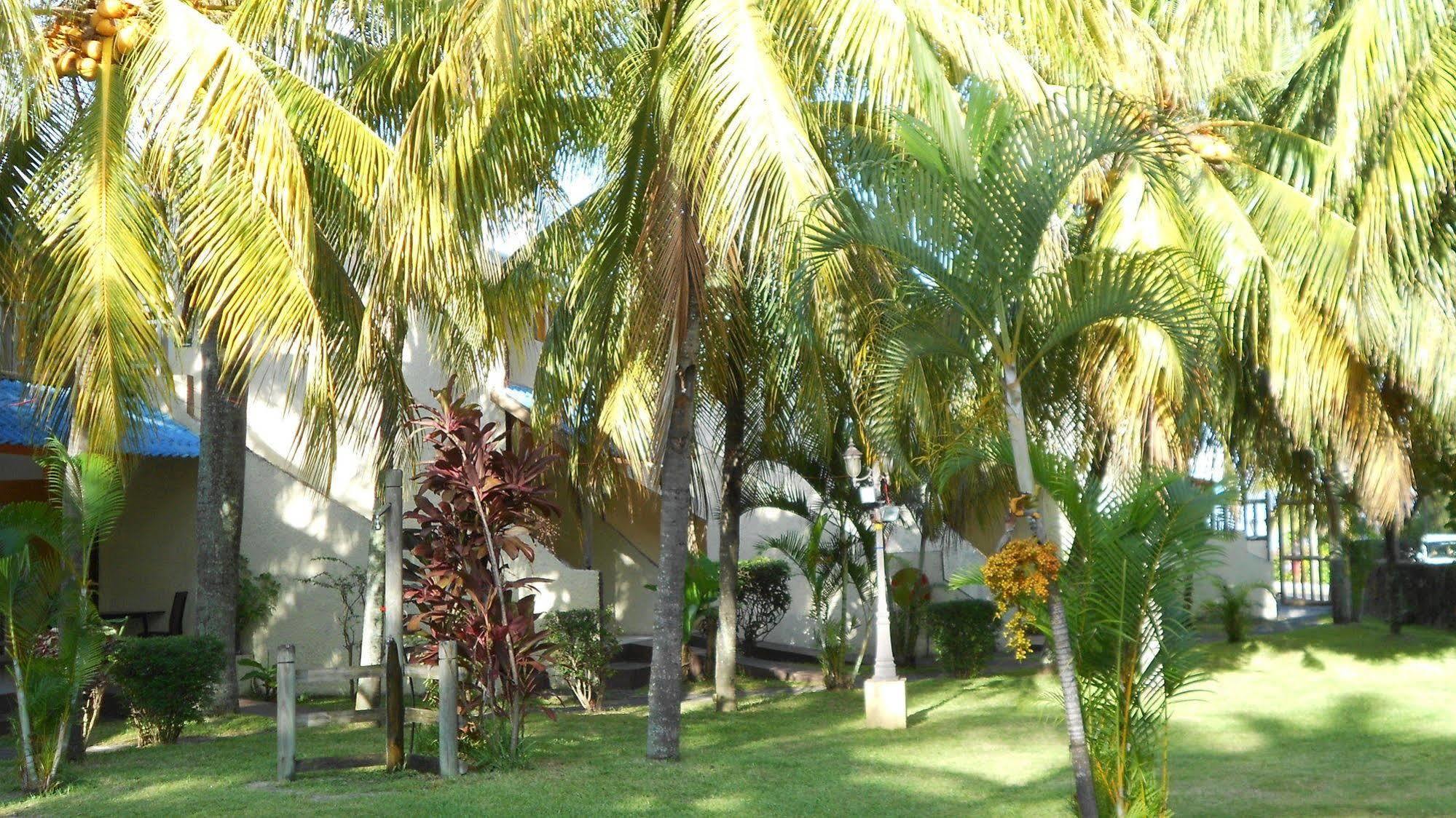 Le Grand Bleu Hotel Trou-aux-Biches Exterior foto